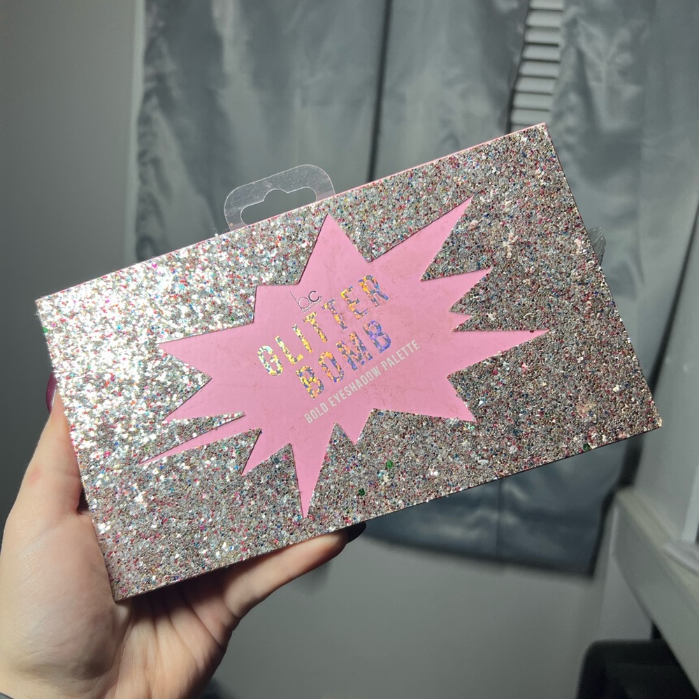 Glitter Bomb eyeshadow palette by Beauty Creations.